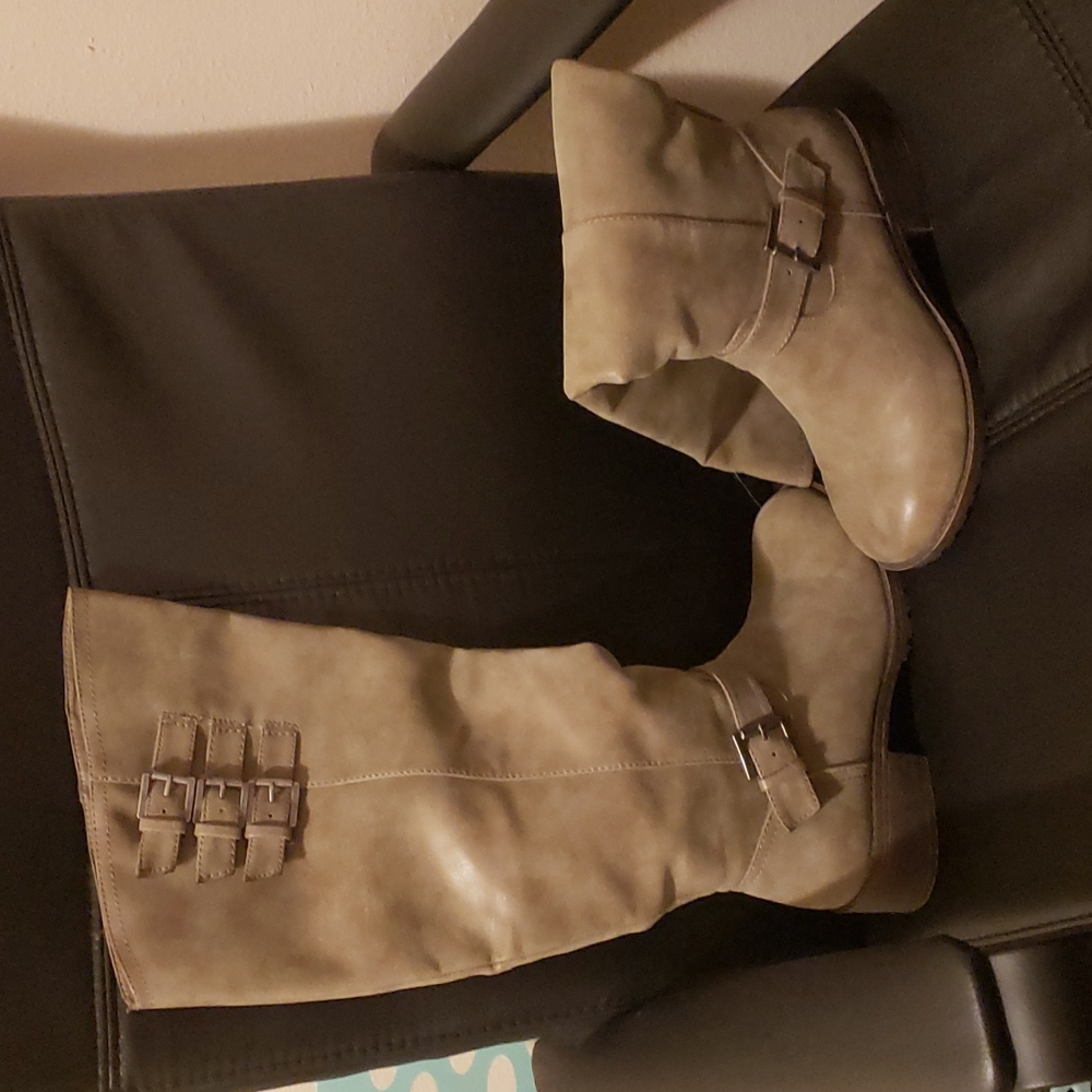 High-rise stylish boots